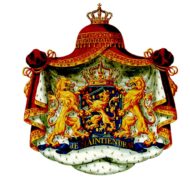 Het Koninklijk Wapen wordt sinds 1907 gekenmerkt door een gouden klimmende leeuw met gravenkroon. De blauwe achtergrond (het veld) is bezaaid met verticale gouden blokjes. De term bezaaid geeft in de heraldiek aan dat het aantal niet vaststaat, waardoor er ook een aantal niet compleet zijn afgebeeld. Het wapenschild wordt gehouden door twee leeuwen die in profiel zijn afgebeeld. Op het wapenschild is een Koningskroon geplaatst. Op een lint dat onder het wapenschild bevestigd is, staat de spreuk 'Je Maintiendrai'.